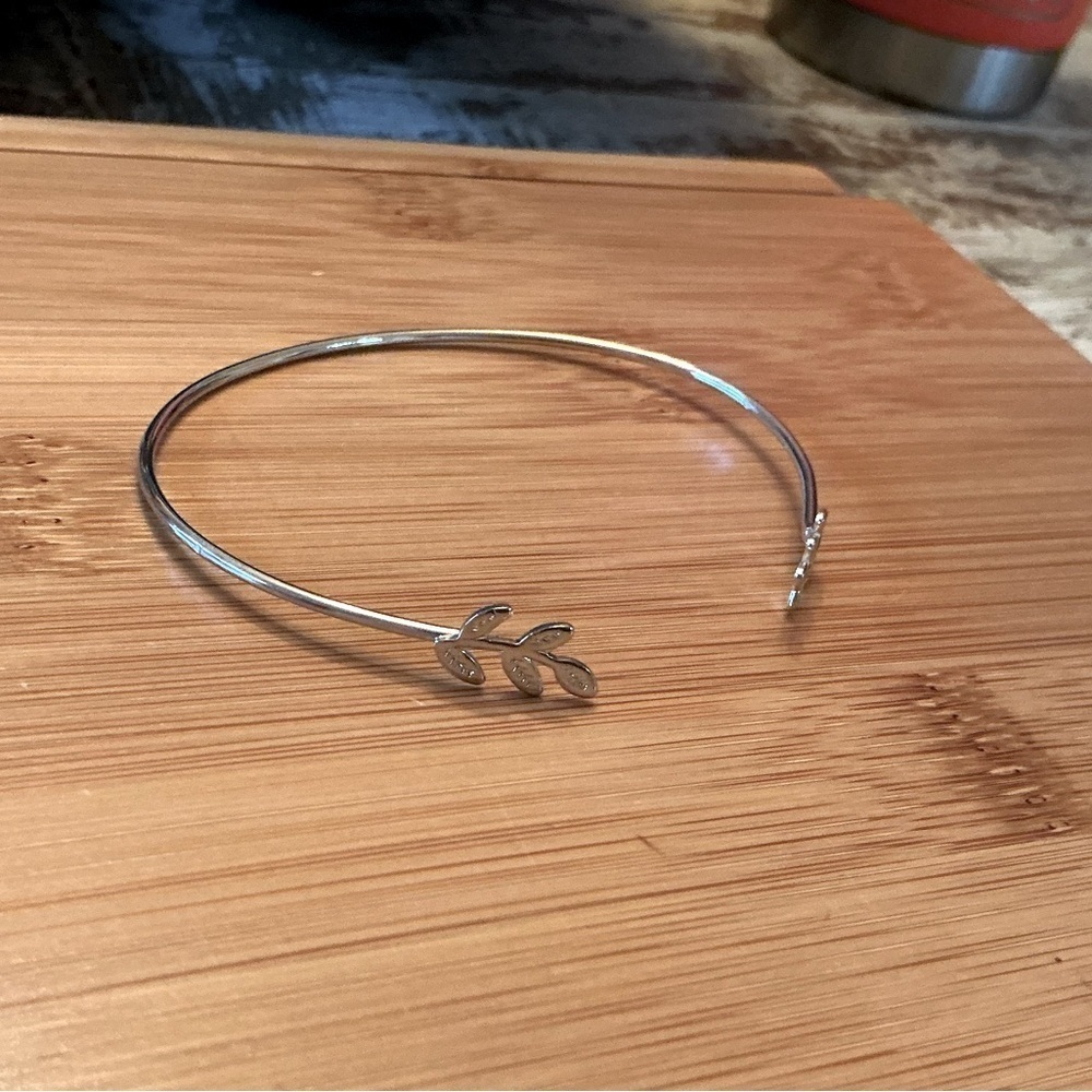 Elegant Leaf Bangle Bracelet